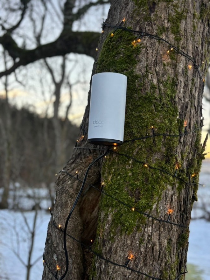 En monterad Deco Outdoor mesh-nod på en trädstam